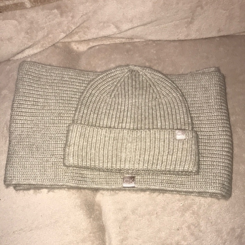 Calvin Klein hat and infinity scarf 🧣 set New without tags cream and white